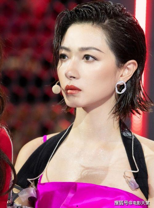 万茜自爆一年潜七次 吃瓜红姐,一年潜七次，揭秘“吃瓜红姐”的神秘生活